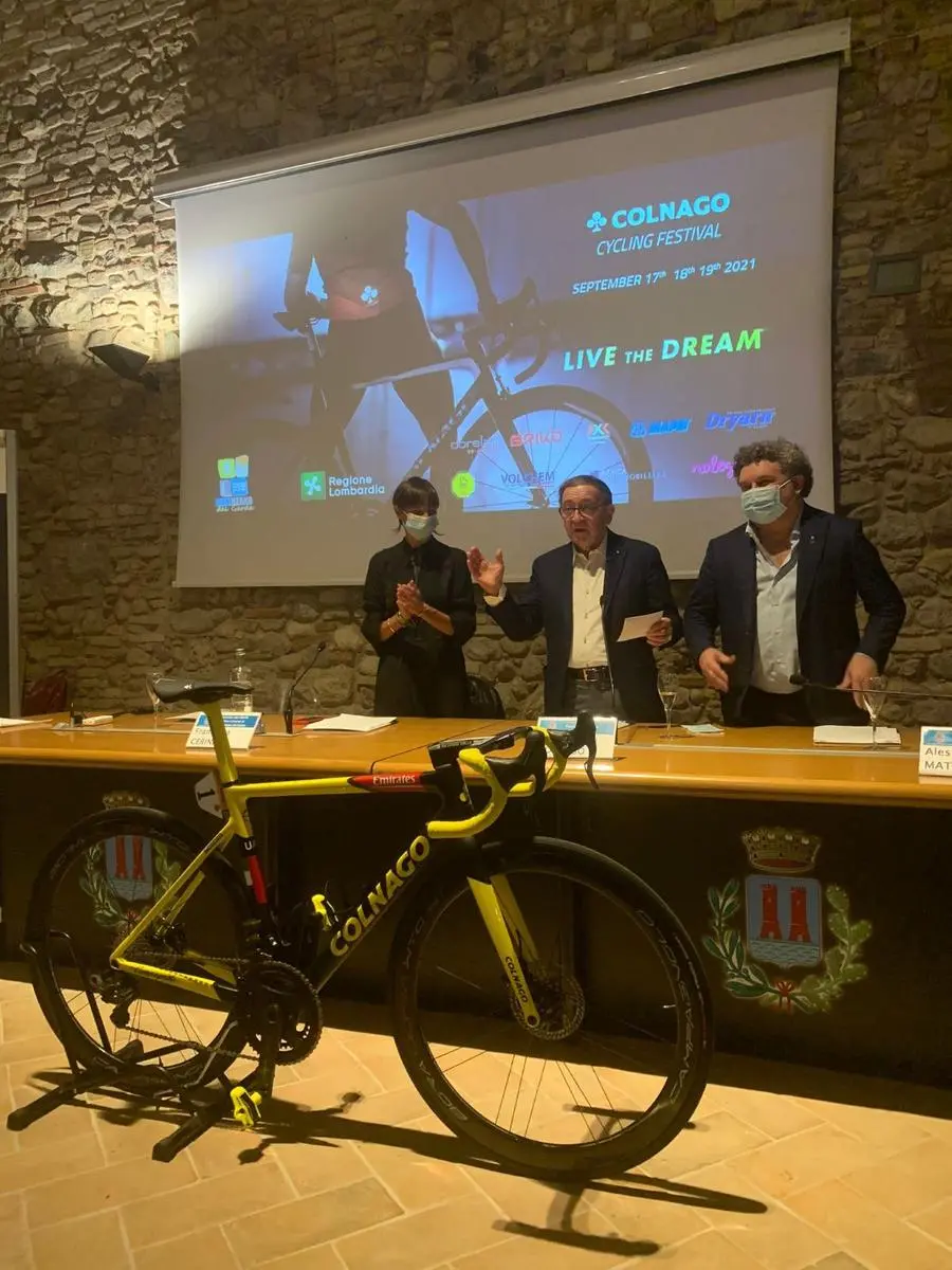 La presentazione del Colnago Festival, la bici in primo piano è quella con cui Tadej Pogačar ha vint