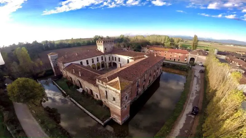 Una veduta del castello di Padernello dall'alto - © www.giornaledibrescia.it