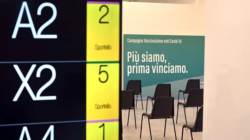 I numeri per l'attesa in un centro vaccinale per il Covid-19 - Foto Gabriele Strada /Neg © www.giornaledibrescia.it
