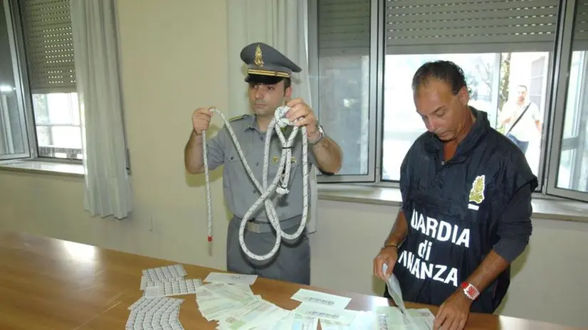 In un'immagine d'archivio, un'operazione anti-usura della Guardia di Finanza - © www.giornaledibrescia.it
