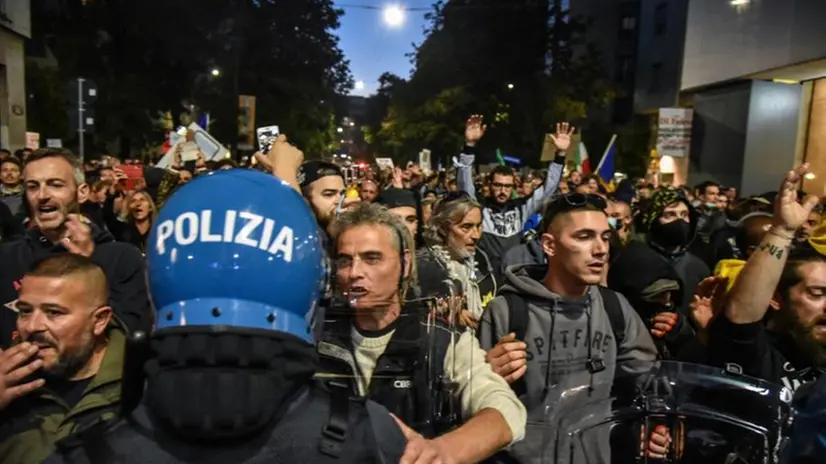 Attimi di tensione sabato a Milano per il corteo No Green pass