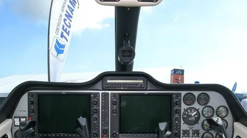 L'interno di un velivolo della scuola di Montichiari - Foto © www.aecbrescia.com