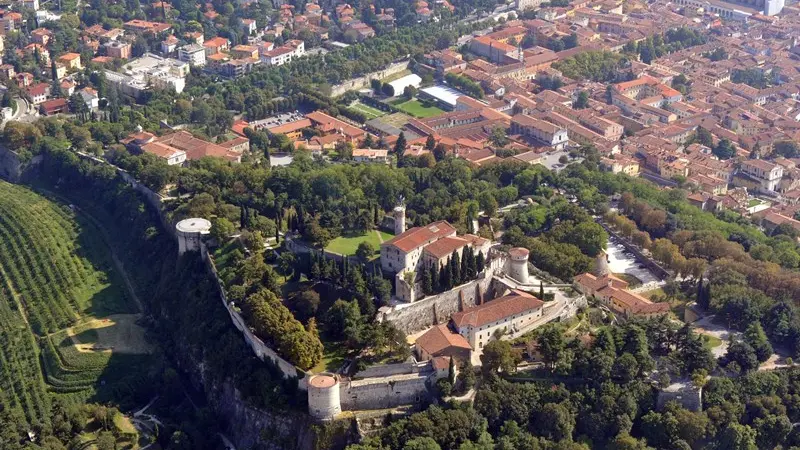 Una veduta aerea del Castello di Brescia - Foto Gabriele Strada /Neg © www.giornaledibrescia.it