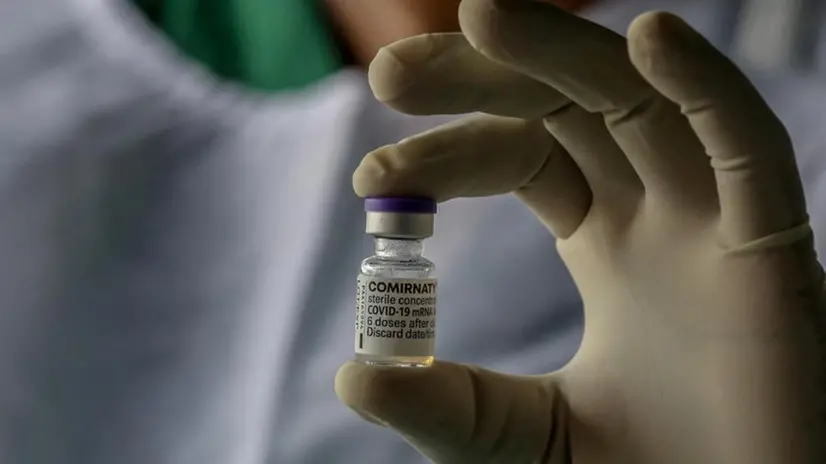 Una fiala del vaccino Pfizer-BioNTech - Foto Ansa/Chamila Karunarathne © www.giornaledibrescia.it
