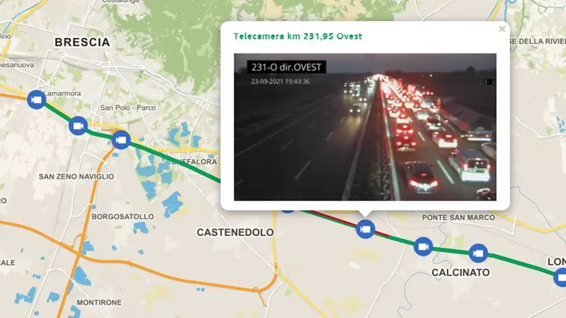 Nell'immagine di una delle webcam della rete autostradale, le coda in A4 tra i caselli di Desenzano e Brescia Est - (inviaggio.autobspd.it/)