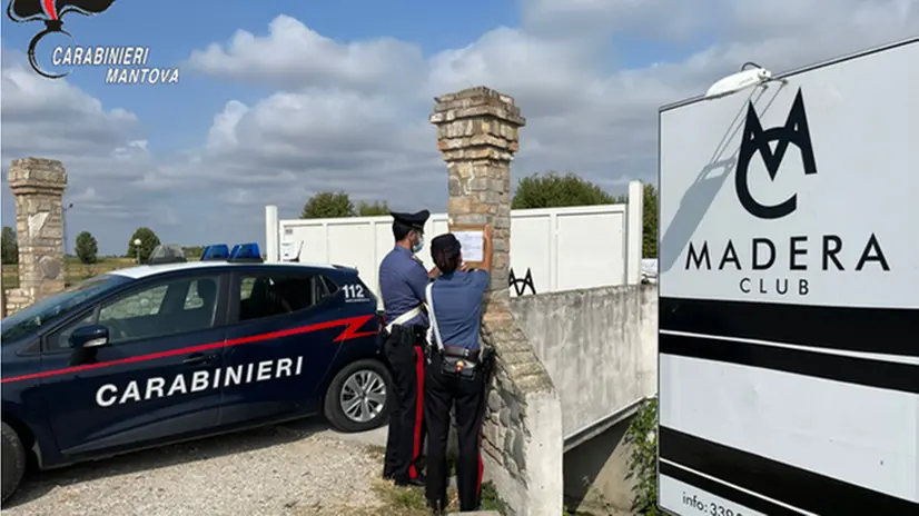 I carabinieri appongono i sigilli al Madera, il locale teatro dell'episodio - Foto Carabinieri