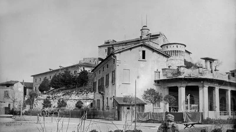 Una foto della palazzina, alle spalle di un soldato in posa, durante la Prima Guerra Mondiale - Archivio Negri © www.giornaledibrescia.it