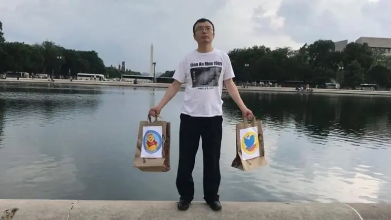 Una foto dell’installazione «Tank Man», l’uomo che fermò i carri armati © www.giornaledibrescia.it