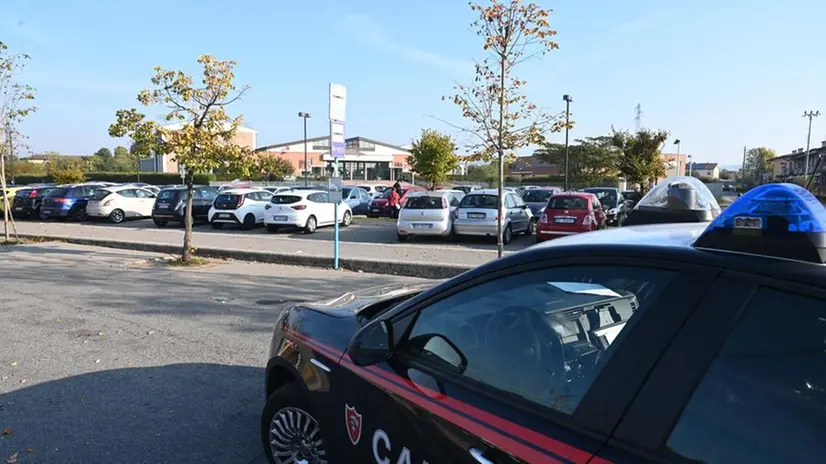 I carabinieri nel parcheggio in cui è accaduto l'incidente - Foto Gabriele Strada /Neg © www.giornaledibrescia.it