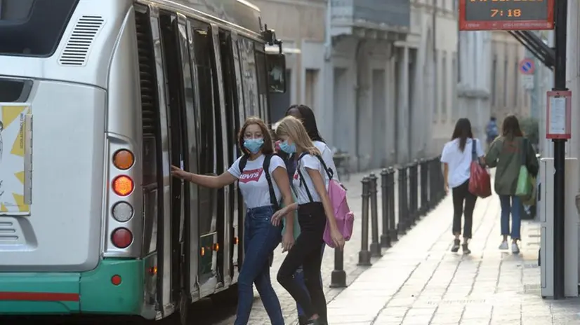 Studentesse salgono su un autobus di linea in città - Foto Marco Ortogni/Neg © www.giornaledibrescia.it