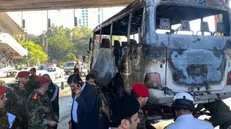 La carcasse di un autobus fatto saltare stamattina a Damasco Foto tratta da Twitter @Reuters