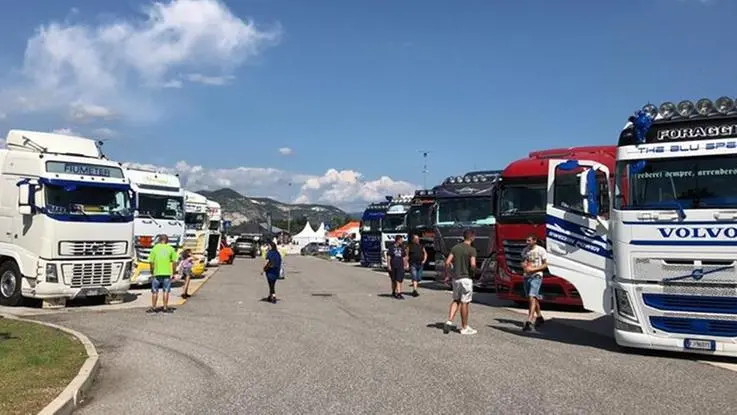 Camion in un parcheggio