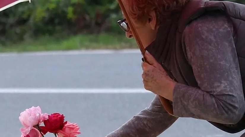 Fiori sul luogo del femminicidio di Castegnato