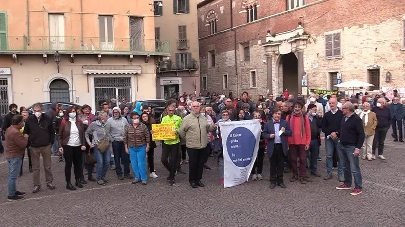 Un centinaio gli attivisti presenti ieri all’assemblea in piazza Paolo VI © www.giornaledibrescia.it