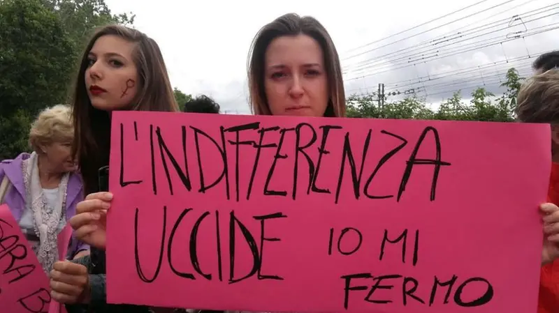Una ragazza durante una protesta contro la violenza sulle donne
