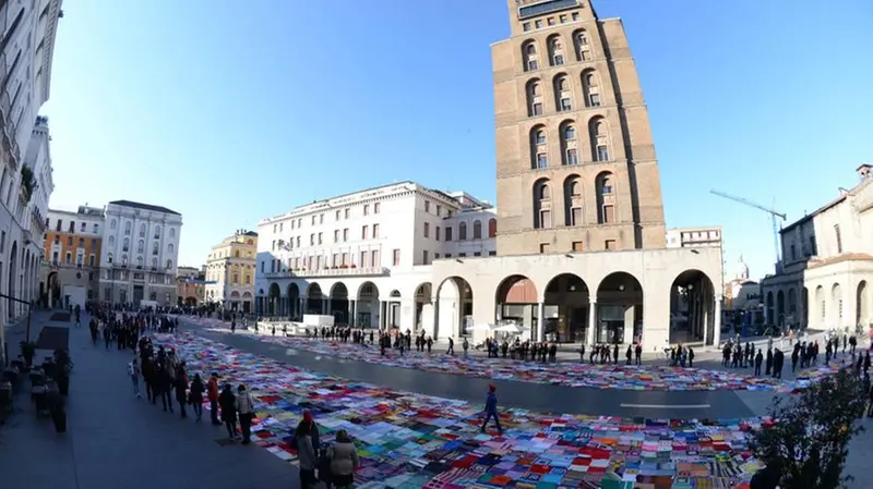 La distesa di coperte in segno di protesta contro la violenza sulle donne in piazza Vittoria (2015) - Foto Gabriele Strada /Neg © www.giornaledibrescia.it