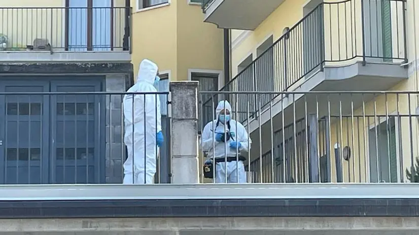 Indagini della Scientifica nella palazzina dove è stata uccisa Giuseppina Di Luca ad Agnosine