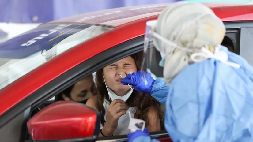 Una ragazza si sottopone al tampone antigenico in modalità drive-through - Foto Ansa/Epa/Abir Sultan © www.giornaledibrescia.it