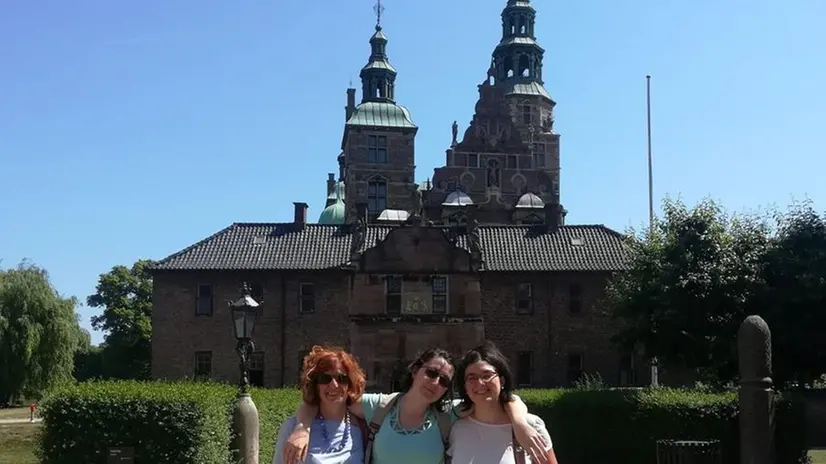 Da sinistra, Laura Ziliani abbracciata alle figlie Paola e Silvia - Foto Facebook dal suo profilo