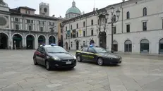 Le auto dei carabinieri e della guardia di finanza - Foto Marco Ortogni/Neg © www.giornaledibrescia.it