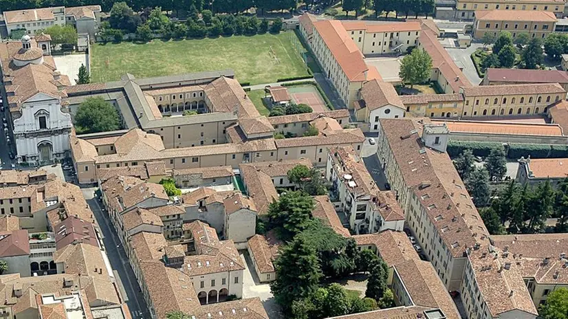 Il complesso dell’ex caserma Goito che confina con il convento dei frati Francescani minori © www.giornaledibrescia.it