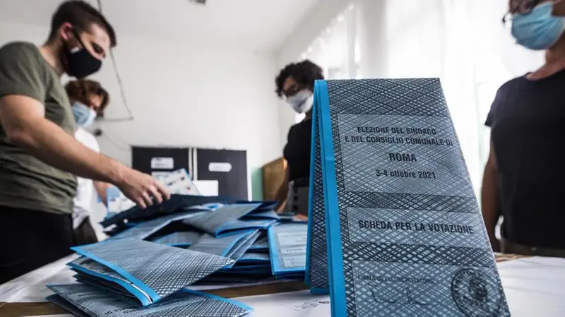 Le operazioni di scrutinio in una delle schede di voto - Foto Ansa © www.giornaledibrescia.it