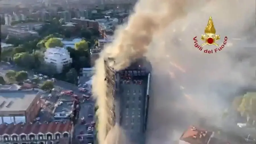 Il palazzo distrutto dalle fiamme a Milano - Foto Ansa/Vigili del fuoco © www.giornaledibrescia.it