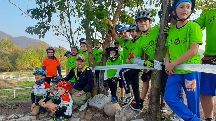 Sonny Colbrelli con i suoi piccoli fans appassionati di ciclismo © www.giornaledibrescia.it