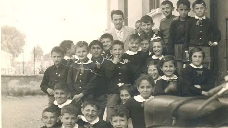 Francesco Braghini con i suoi alunni di terza elementare dell’anno scolastico 1958-1959 a Berlingo - © www.giornaledibrescia.it