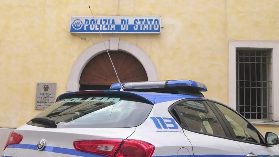 Un'auto della polizia (foto d'archivio) - © www.giornaledibrescia.it