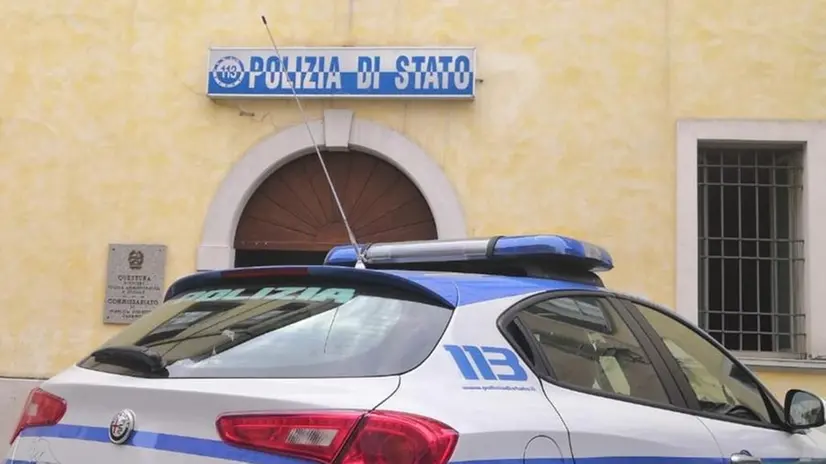 Un'auto della polizia (foto d'archivio) - © www.giornaledibrescia.it