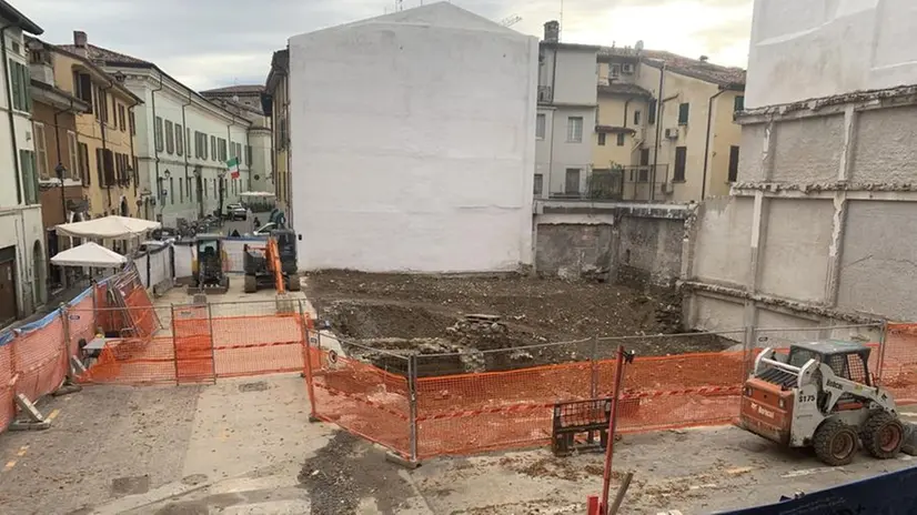 Il ritrovamento archeologico ha momentaneamente bloccato il cantiere dell’Università -  © www.giornaledibrescia.it