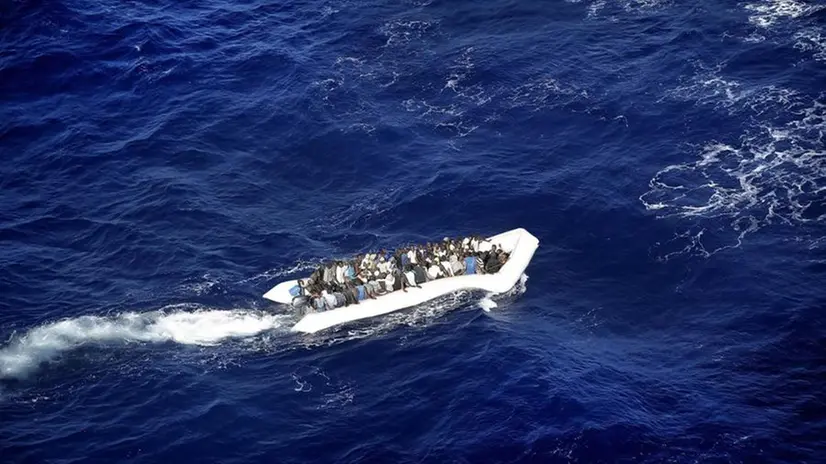 Un gommone di migranti in mare aperto (foto d'archivio) - Foto Ansa  © www.giornaledibrescia.it