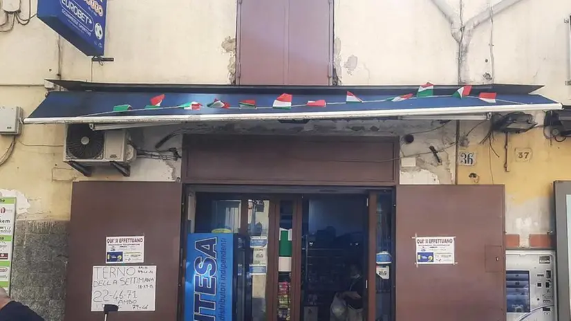 La tabaccheria di Napoli in cui è avvenuto il furto - Foto Ansa © www.giornaledibrescia.it