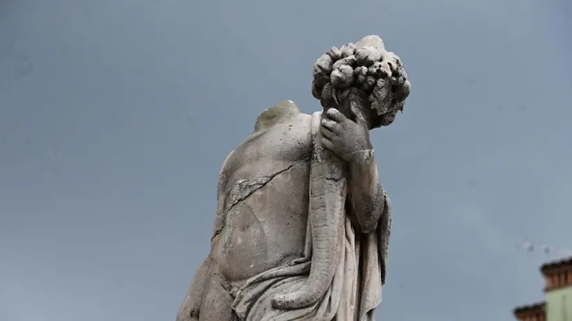 La statua decapitata in piazza Mercato - Foto Gabriele Strada /Neg © www.giornaledibrescia.it