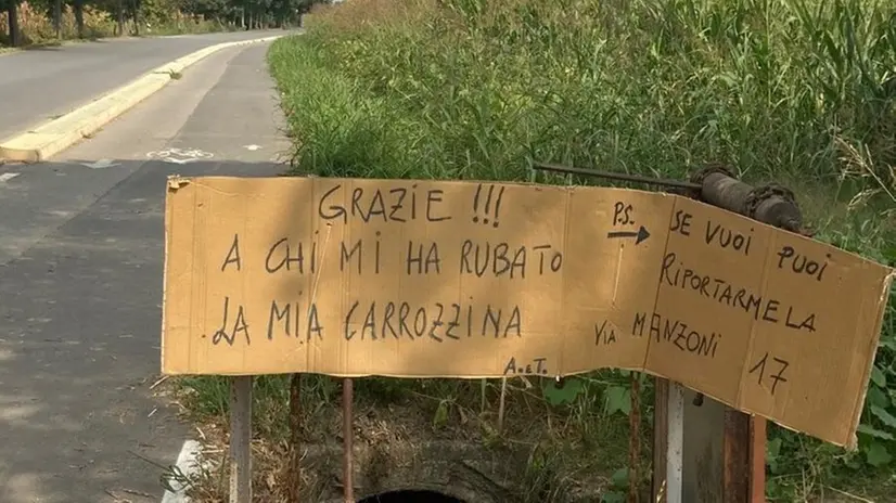 Il cartello affisso nel luogo da cui è sparita la sedia a rotelle - © www.giornaledibrescia.it