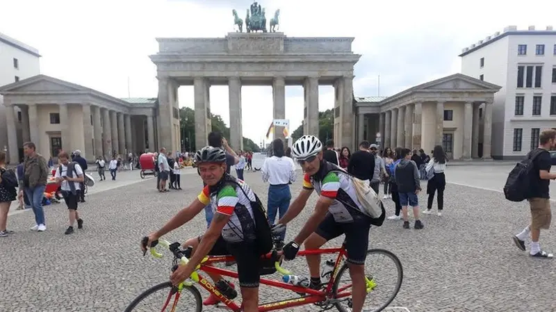 Sempre in coppia.  I due amici hanno girato l’Europa in tandem