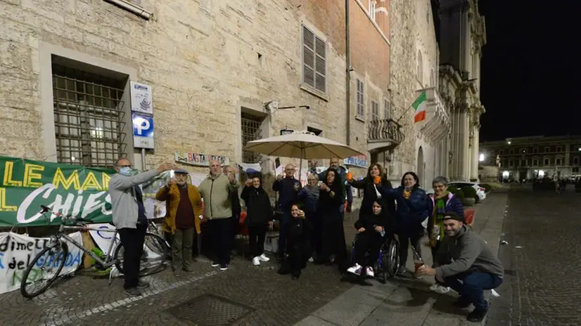 Il brindisi sotto al Broletto per festeggiare i due mesi del presidio contro il depuratore del Garda - Foto Marco Ortogni/Neg © www.giornaledibrescia.it