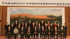 Sara Platto (seconda da destra nell’ultima fila) con colleghi ed esponenti del governo cinese - Foto © www.giornaledibrescia.it