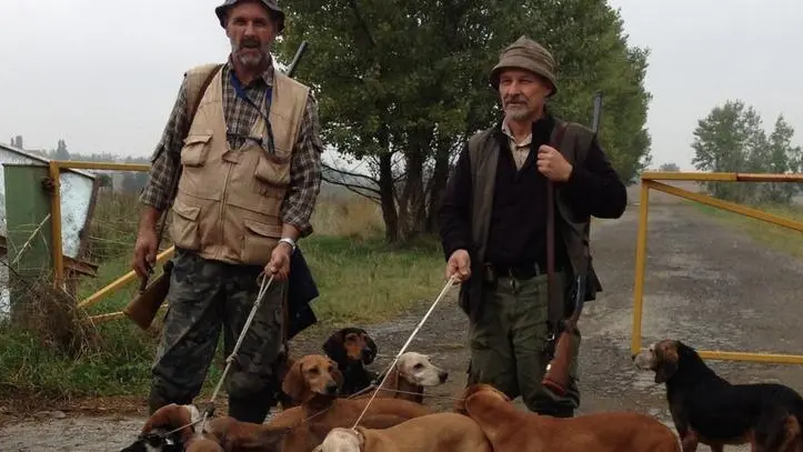 Cacciatori con una muta di segugi prima di una battuta alle lepri - Foto © www.giornaledibrescia.it