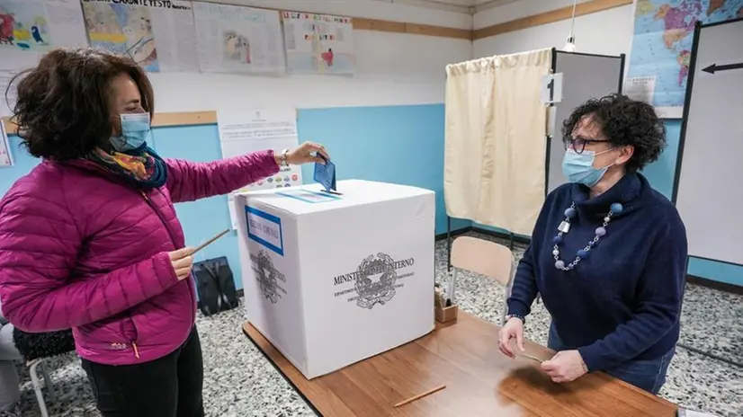 Un'elettrice in un seggio a Torino infila nell'urna la sua scheda - Foto Ansa/Tino Romano © www.giornaledibrescia.it