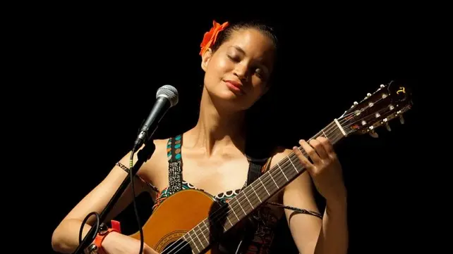 Sorah Rionda, suona chitarra, liuto e gaita; in concerto per Etno-Tracce 2021 - Foto © Sorah Rionda Facebook