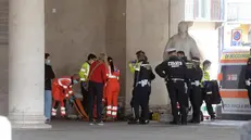 I soccorritori sotto il porticato della Loggia -  Marco Ortogni/Neg © www.giornaledibrescia.it