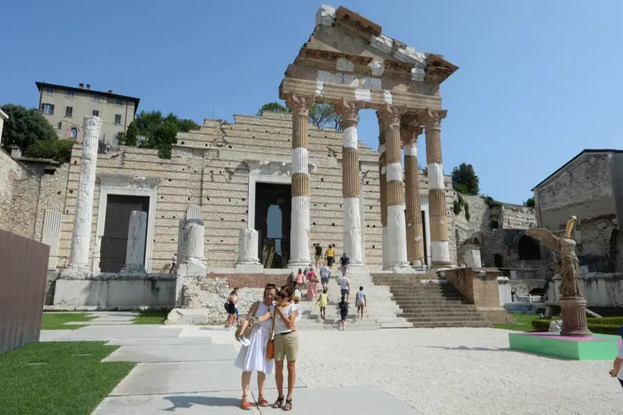 Turisti in visita a Brixia Romana quest'estate - Foto Giovanni Benini/Neg © www.giornaledibrescia.it