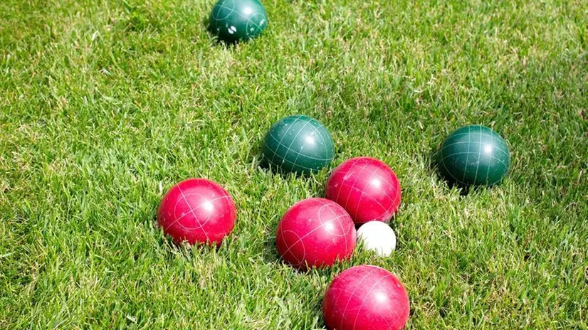 Le bocce in un prato