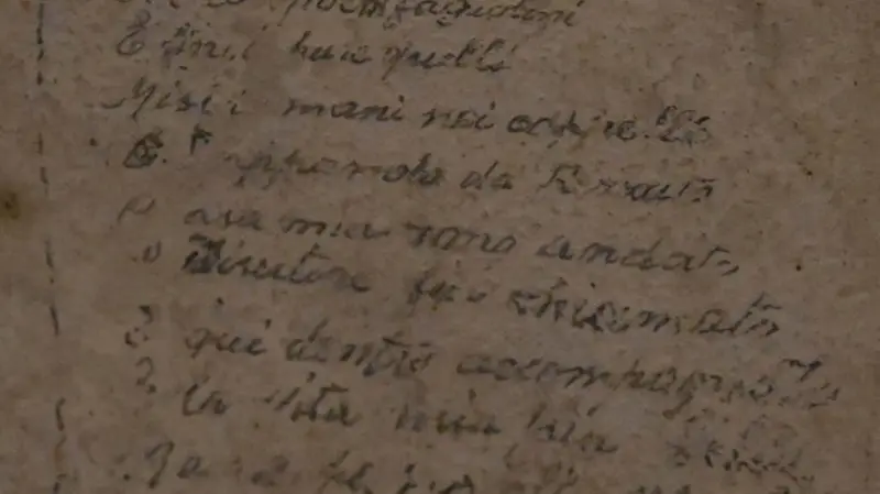 Una parte dei versi della poesia incisa nel muro della Torre dei Prigionieri: in calce la firma «Giappi Francesco» - Foto New Eden Group © www.giornaledibrescia.it