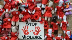 Il muro delle bambole contro la violenza sulle donne, un'installazione del 2019 in via Gambara - Foto Gabriele Strada /Neg © www.giornaledibrescia.it