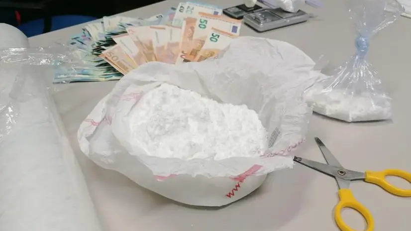 La droga sequestrata a casa dello spacciatore - Foto Polizia Locale di Brescia