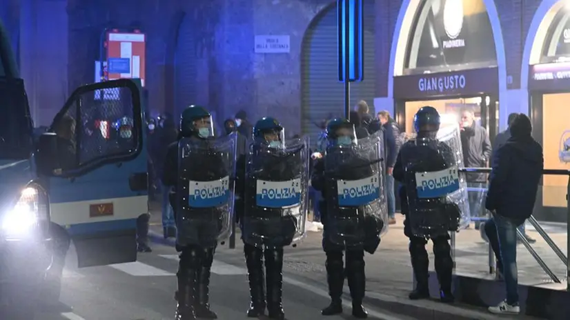 Polizia in piazza Vittoria durante una manifestazione. Foto © www.giornaledibrescia.it