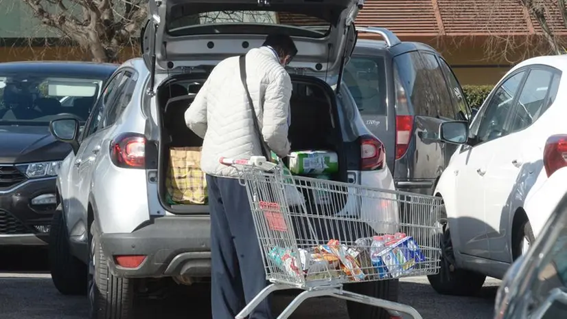 Il furto nel parcheggio di un supermercato Foto © www.giornaledibrescia.it